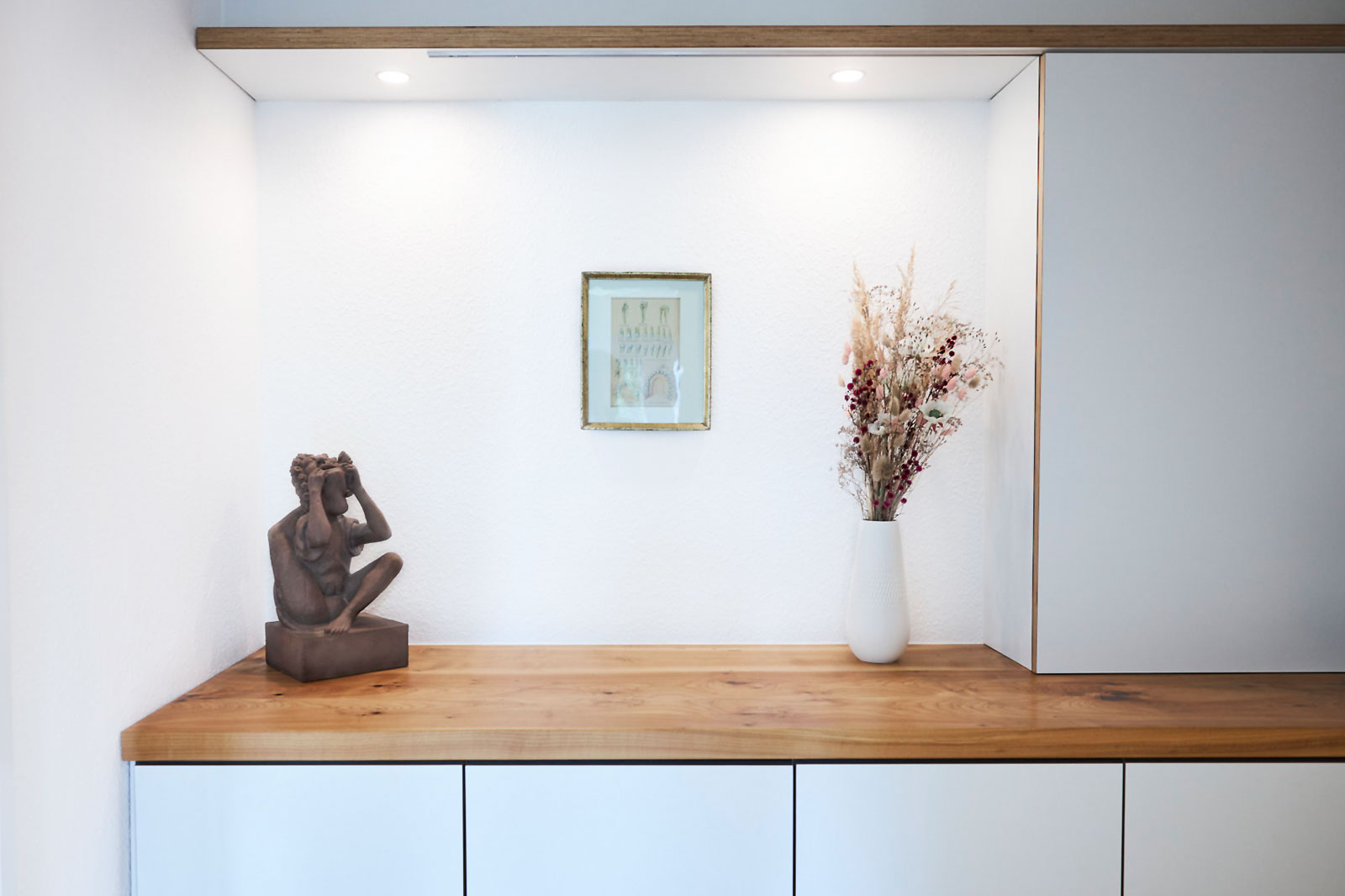 Detailansicht - Skulptur und Vase auf einem Schrank