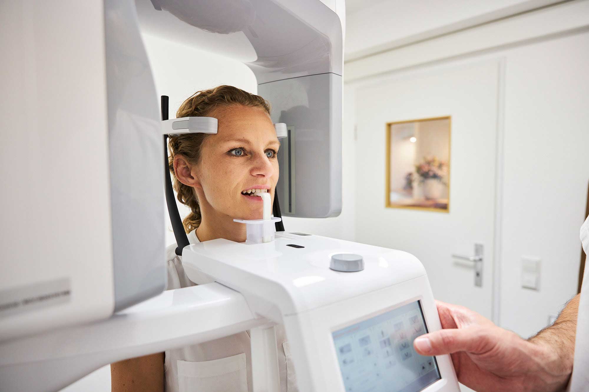 Detailansicht Röntgen - Patientin beißt mit Frontzähnen auf ein speziell geformtes Mundstück, zusätzlich ist der Kopf fixiert