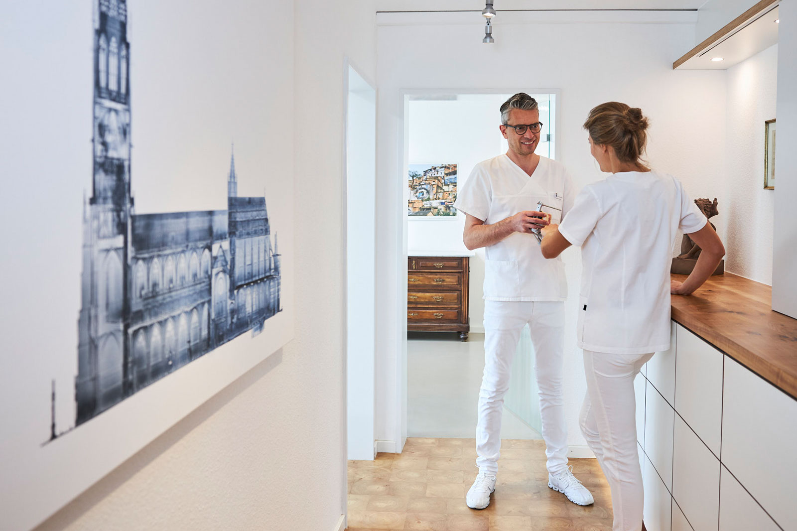 Zahnärzte besprechen sich im Flur